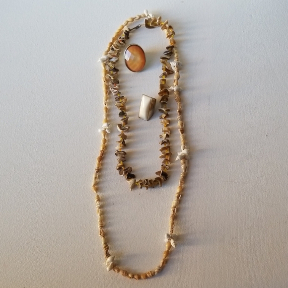 New! Two Shell Necklaces - Picture 4 of 7